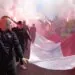 Oddolni Patrioci przeszli przez Gdańsk z 50-metrową flagą (FOTO: wbijamszpile.pl)