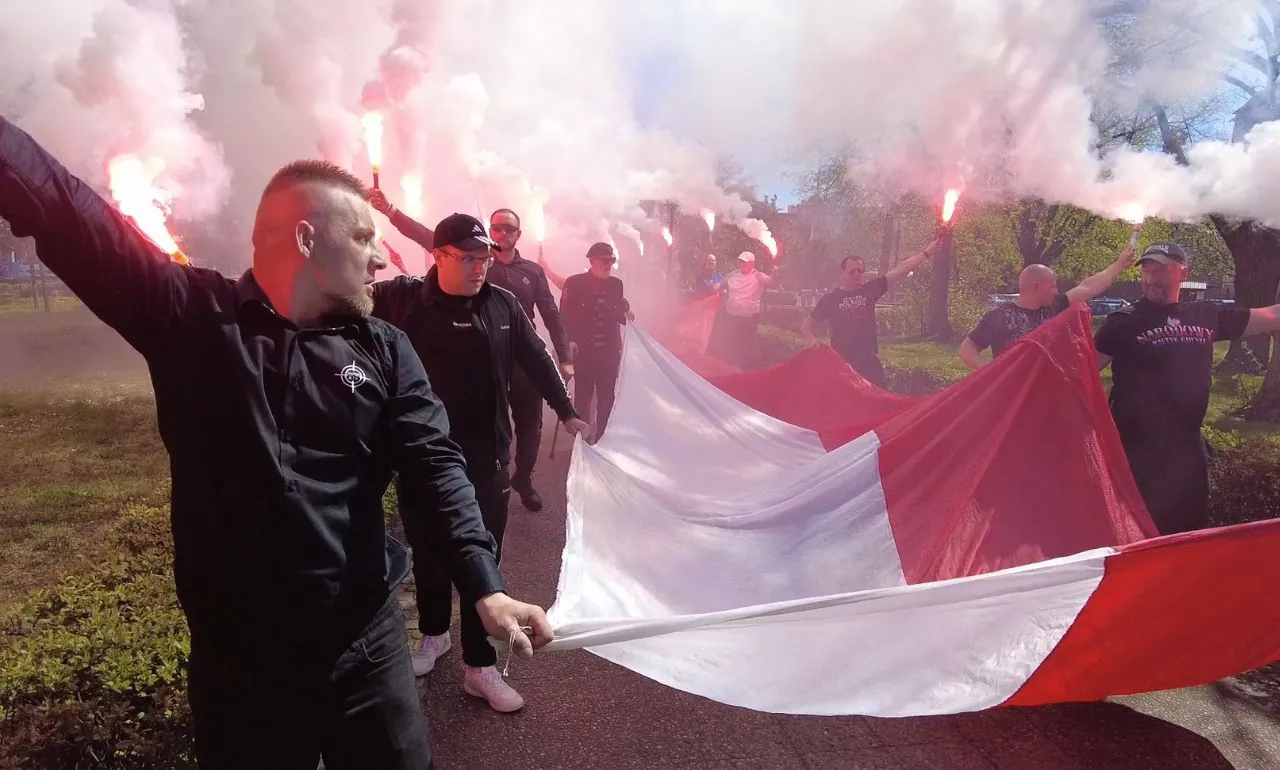 Oddolni Patrioci przeszli przez Gdańsk z 50-metrową flagą (FOTO: wbijamszpile.pl)