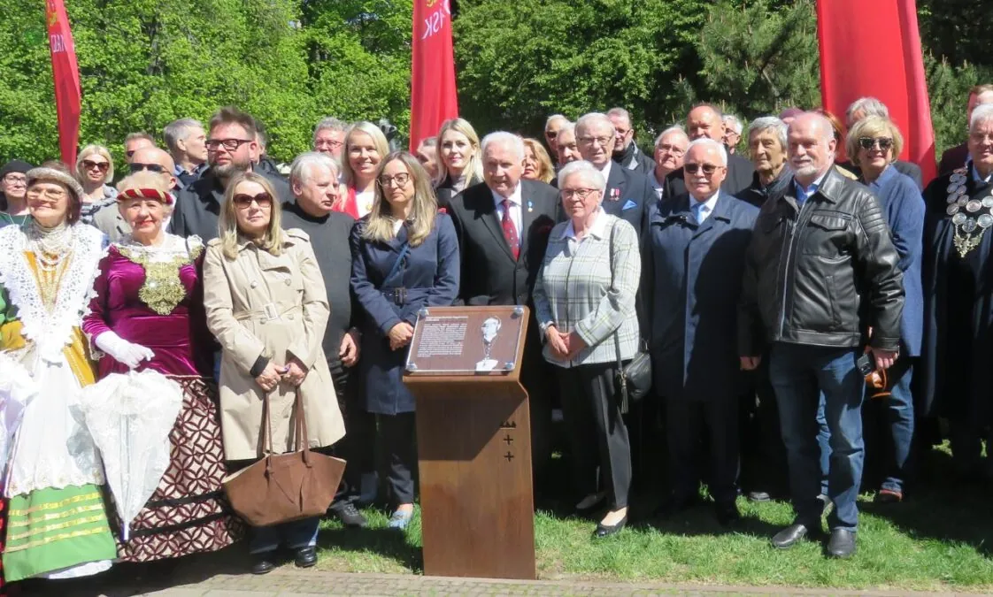 Wspólne zdjęcie uczestników z nową tablicą (FOTO: wbijamszpile.pl)