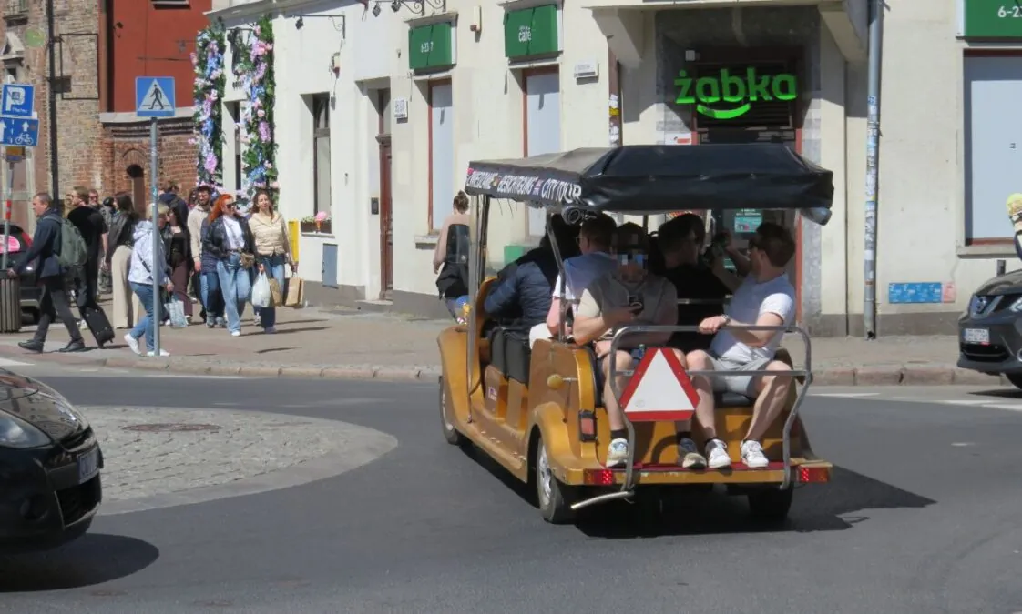 Meneleksy w Gdańsku irytują mieszkańców centrum. Kto to zatrzyma? (FOTO: wbijamszpile.pl)