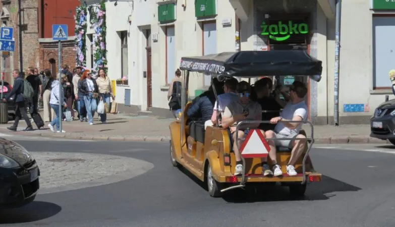 Meneleksy w Gdańsku irytują mieszkańców centrum. Kto to zatrzyma? (FOTO: wbijamszpile.pl)