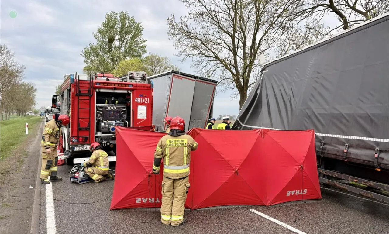 Wypadek ciężarówek w Cisach. Droga Malbork - Tczew całkowicie zablokowana (FOTO: sekc. Patryk Kleina/KPPSP Malbork)