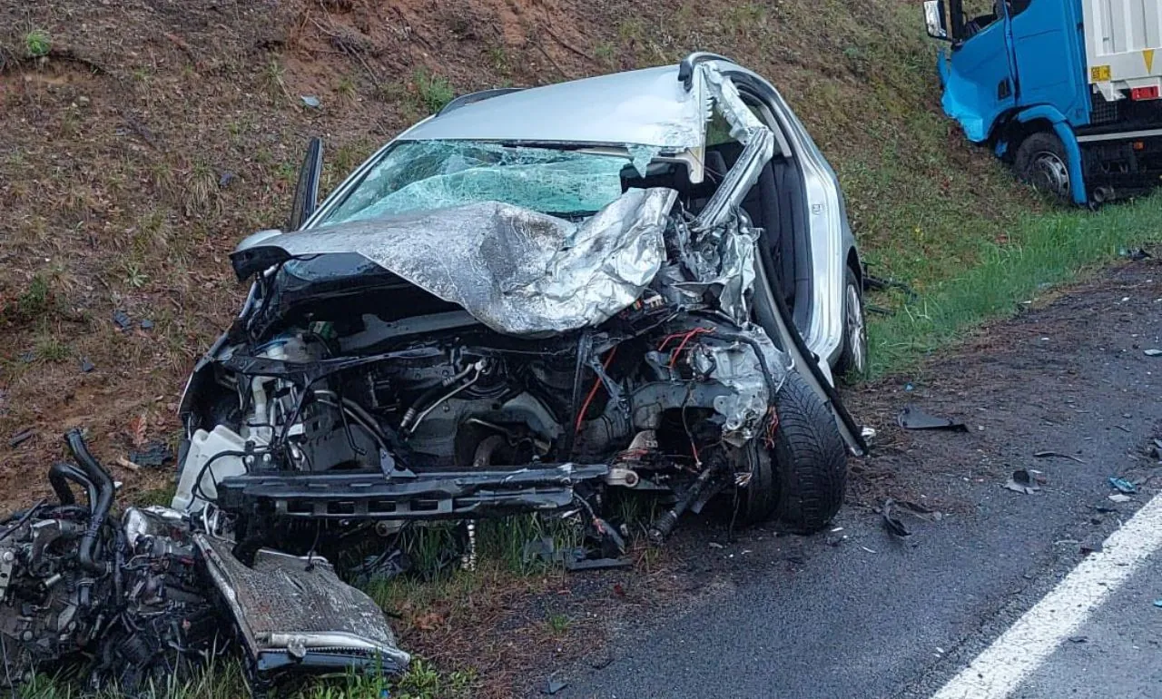 Wypadek w Węgorzynku pod Miastkiem. Kierowca osobówki w szpitalu (FOTO: KPP Bytów)
