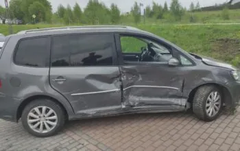 Pijany 23-latek wjechał w ogrodzenie cmentarza w Prokowie (FOTO: KPP Kartuzy)
