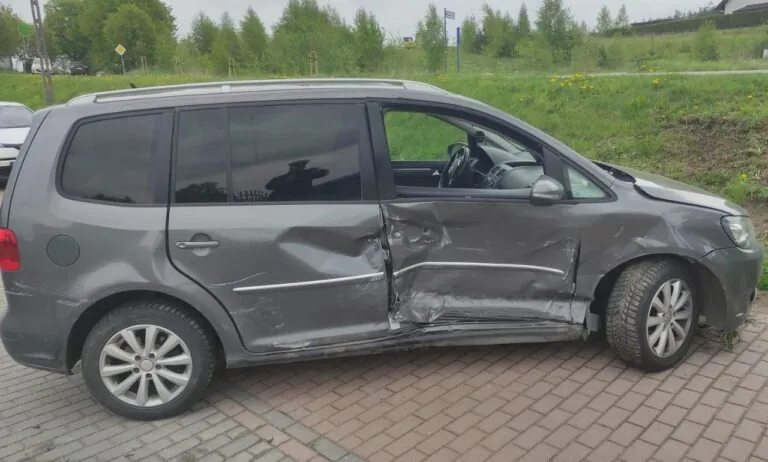 Pijany 23-latek wjechał w ogrodzenie cmentarza w Prokowie (FOTO: KPP Kartuzy)