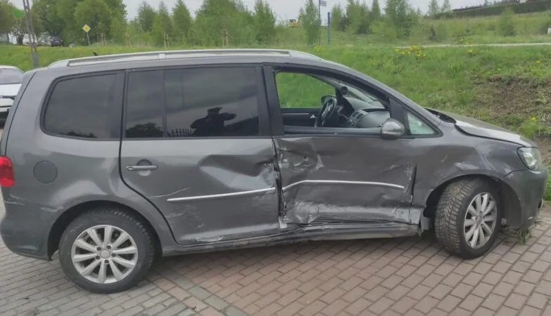 Pijany 23-latek wjechał w ogrodzenie cmentarza w Prokowie (FOTO: KPP Kartuzy)