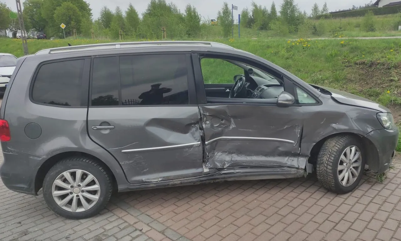 Pijany 23-latek wjechał w ogrodzenie cmentarza w Prokowie (FOTO: KPP Kartuzy)