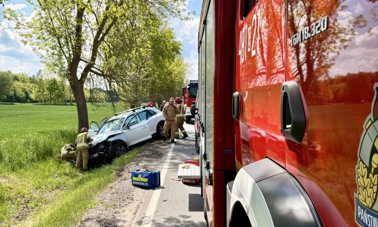 Wypadek w Tragaminie pod Malborkiem. Samochody wypadły z trasy (FOTO: sekc. Patryk Kleina/KP PSP Malbork)