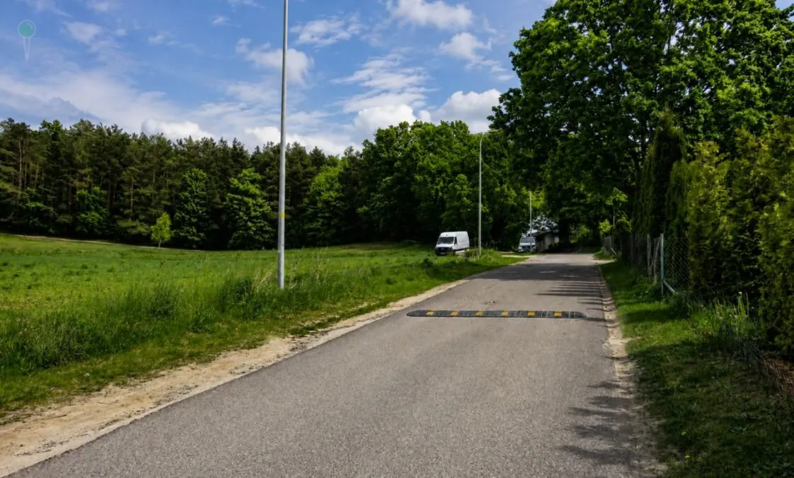 Wąska, bez chodnika ulica Wołkowyska (FOTO: wbijamszpile.pl).