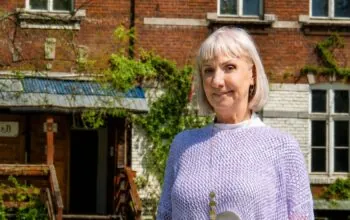 Seniorzy do wyprowadzki ze św. Barbary 3. Na zdjęciu Katarzyna Gregorkiewicz, sekretarz zarządu stowarzyszenia i kierownik placówki (FOTO: wbijamszpile.pl)
