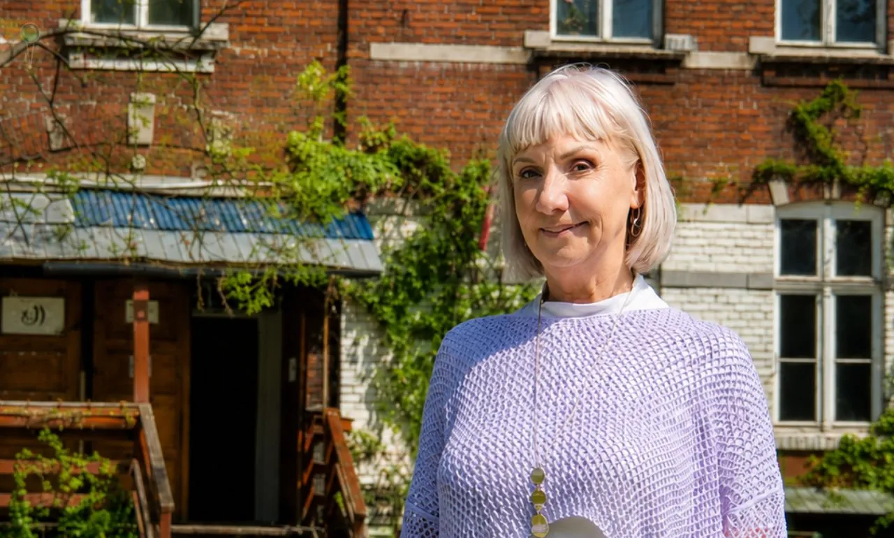 Seniorzy do wyprowadzki ze św. Barbary 3. Na zdjęciu Katarzyna Gregorkiewicz, sekretarz zarządu stowarzyszenia i kierownik placówki (FOTO: wbijamszpile.pl)
