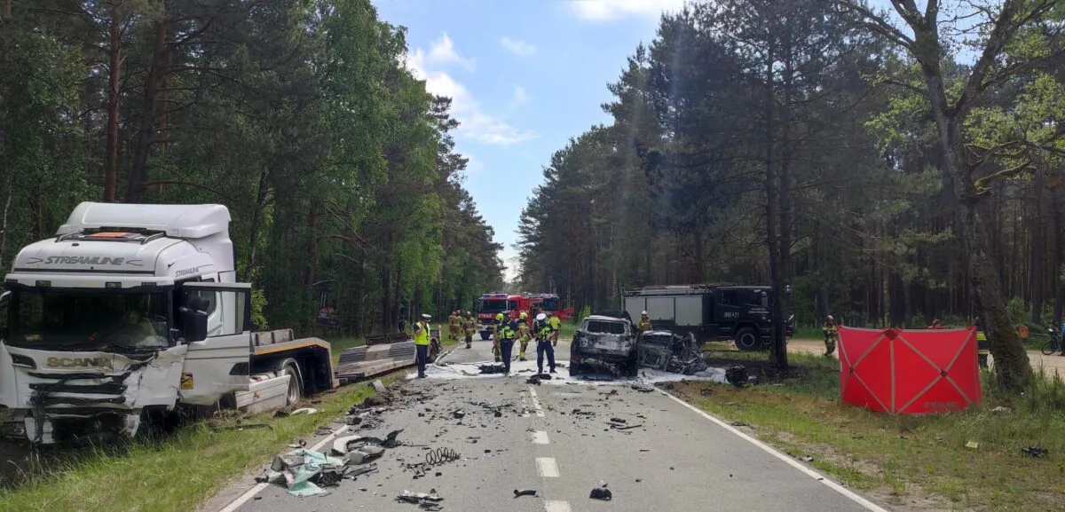 Wypadek w Czarnem - skutki zdarzenia (FOTO: KWPSP Gdańsk)