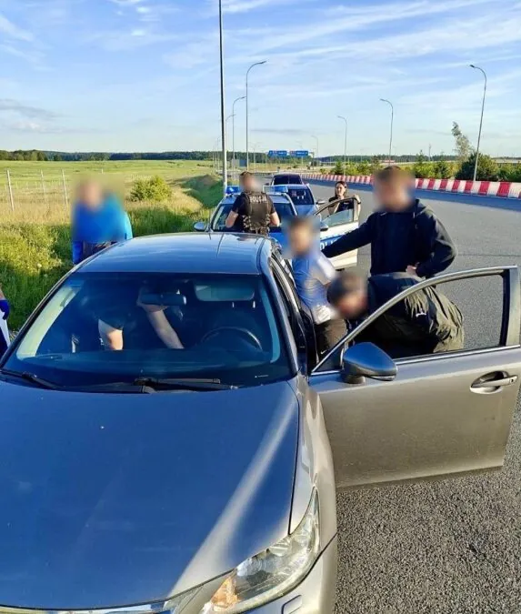 Policja zatrzymała na autostradzie dwóch młodych Ukraińców po oszustwie (FOTO: KPP Tczew)