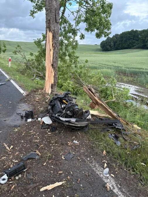 Wypadek w Starym Dzierzgoniu. Auto uderzyło w drzewo (FOTO: KWPSP Gdańsk)