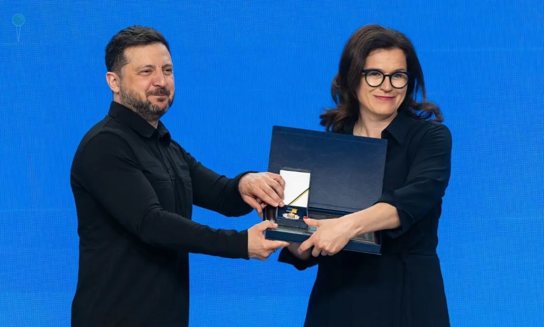 Aleksandra Dulkiewicz odbierająca nagrodę z rąk prezydenta Ukrainy. (FOTO: European Union / Vladyslav Musiienko)