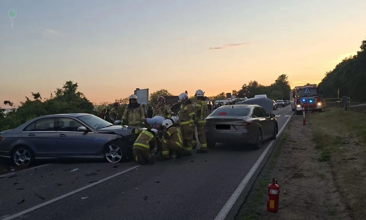 Droga na Hel zablokowana po zderzeniu trzech samochodów (FOTO: KWPSP Gdańsk)