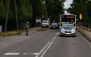 Kobieta wjechała rowerem w bok autobusu na przejściu. Trafiła do szpitala (FOTO: KPP Pruszcz Gdański)