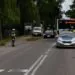 Kobieta wjechała rowerem w bok autobusu na przejściu. Trafiła do szpitala (FOTO: KPP Pruszcz Gdański)