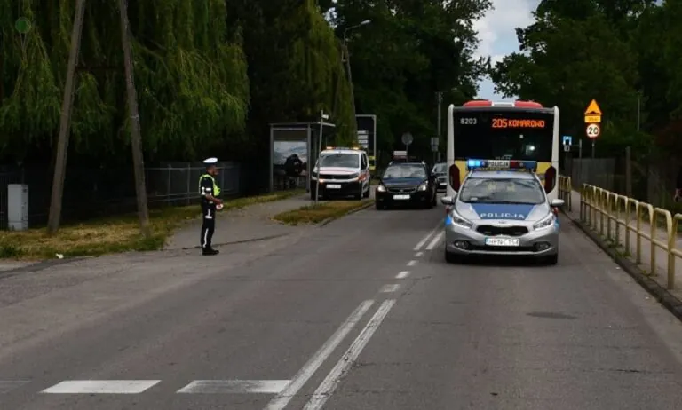 Kobieta wjechała rowerem w bok autobusu na przejściu. Trafiła do szpitala (FOTO: KPP Pruszcz Gdański)