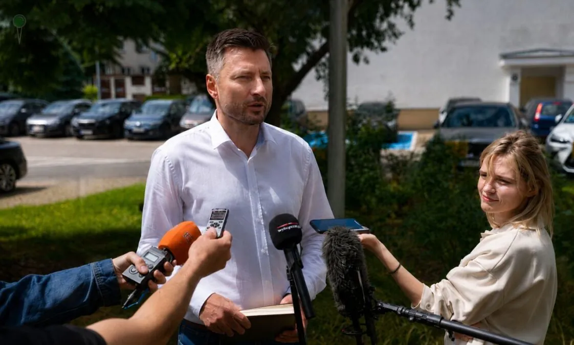 Rzecznik prasowy prezydent Gdańska Daniel Stenzel, przyszedł na konferencję sam. (FOTO: wbijamszpile.pl)