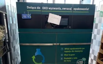 Z automatów kaucyjnych strasznie cuchnie. Gdzie są służby sanitarne? (FOTO: wbijamszpile.pl)
