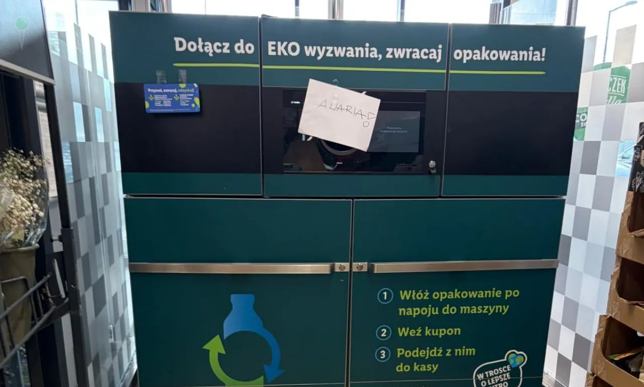 Z automatów kaucyjnych strasznie cuchnie. Gdzie są służby sanitarne? (FOTO: wbijamszpile.pl)