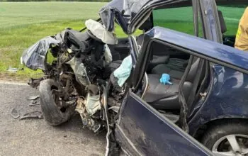 Wypadek w Starym Dzierzgoniu. Auto uderzyło w drzewo (FOTO: KWPSP Gdańsk)