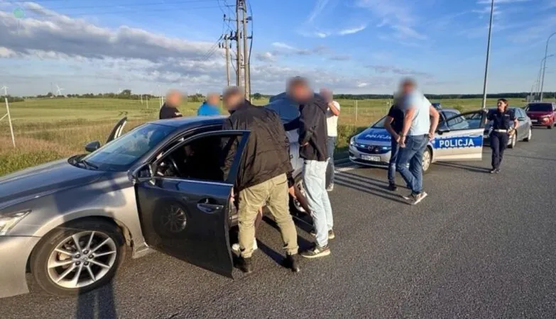 <span class="nowosc-label">Nowość!</span> Policja zatrzymała na autostradzie dwóch młodych Ukraińców po oszustwie