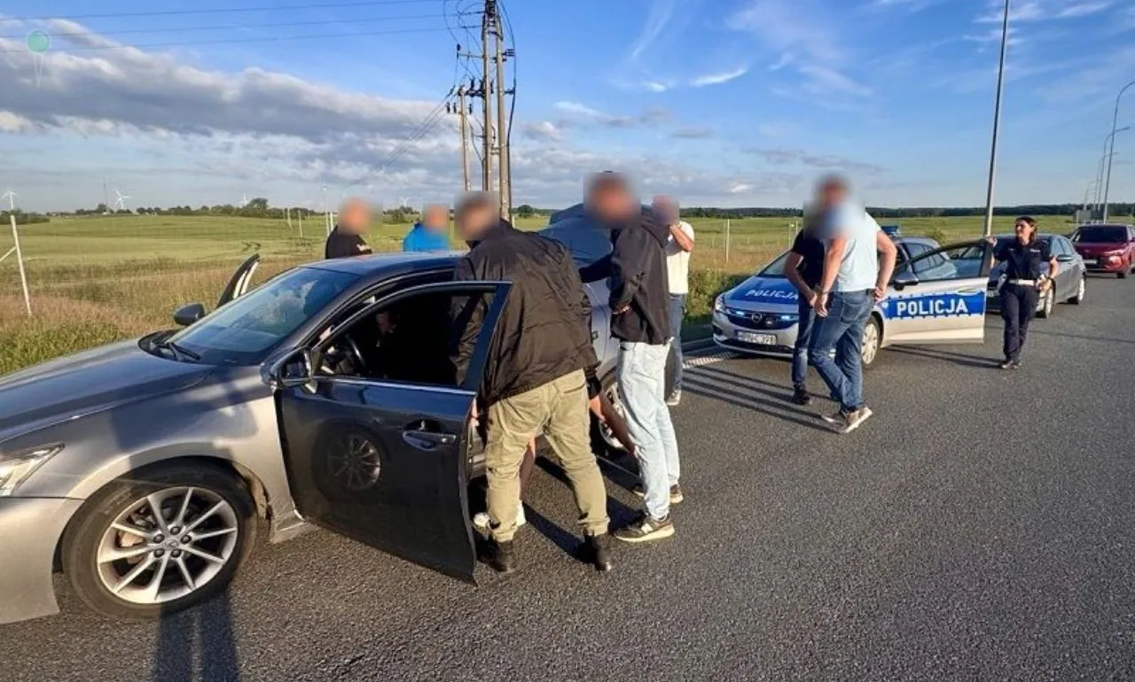 Policja zatrzymała na autostradzie dwóch młodych Ukraińców po oszustwie (FOTO: KPP Tczew)