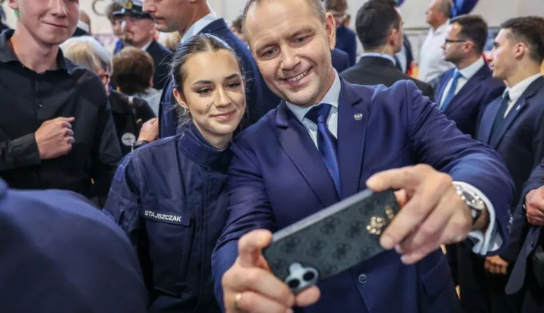 <span class="nowosc-label">Nowość!</span> Polacy coraz chętniej ufają Karolowi Nawrockiemu. Prezydent bije rekord