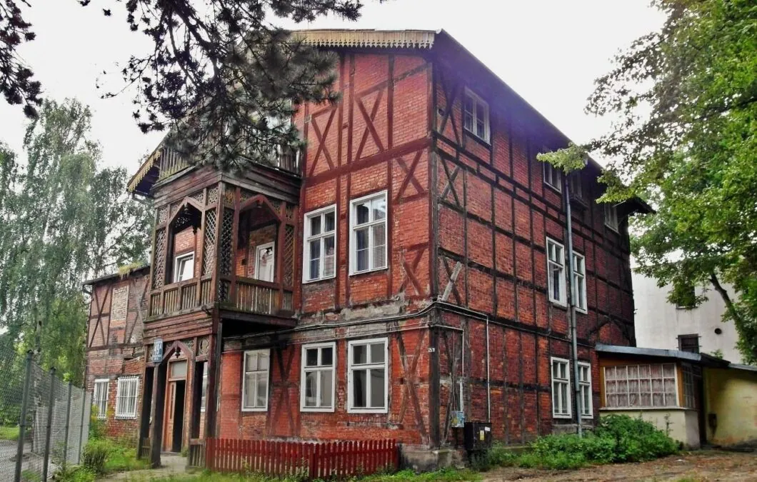 Zamieszkana jeszcze kamienica mieszkalna w 2011 roku. (FOTO: Yanek/fotopolska)
