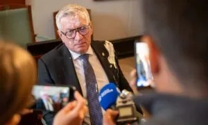 Afera po ataku tortem na Jacka Jaśkowiaka. W tle drogi garnitur