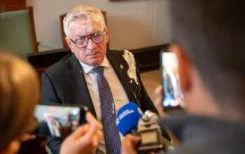 Afera po ataku tortem na prezydenta Poznania. W tle drogi garnitur (FOTO: Jacek Jaśkowia/FB)