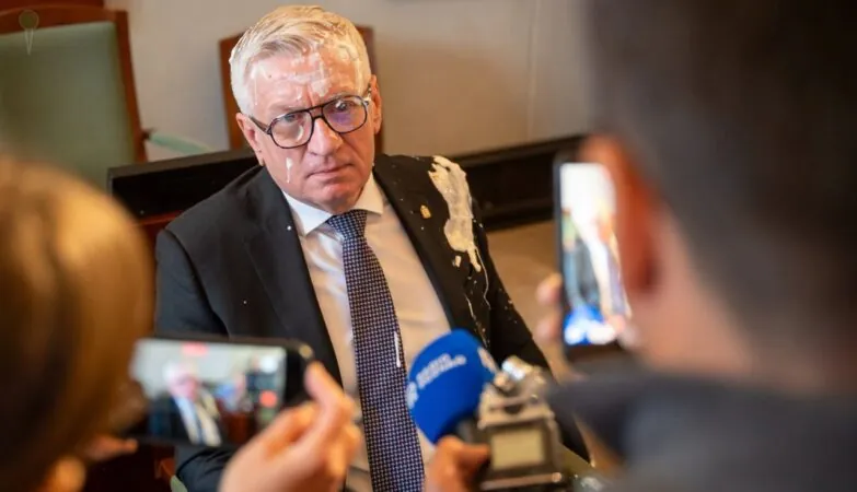<span class="nowosc-label">Nowość!</span> Afera po ataku tortem na Jacka Jaśkowiaka. W tle drogi garnitur