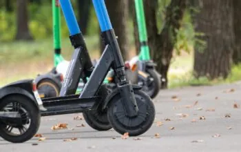 15-latek jechał hulajnogą bez kasku. Mandat dla ojca (FOTO: canva)