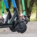 15-latek jechał hulajnogą bez kasku. Mandat dla ojca (FOTO: canva)