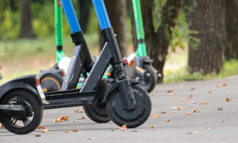 15-latek jechał hulajnogą bez kasku. Mandat dla ojca (FOTO: canva)