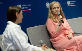 Minister zdrowia wyjaśnia dochody. W tle Szpitale Pomorskie (FOTO: Ministerstwo Zdrowia)