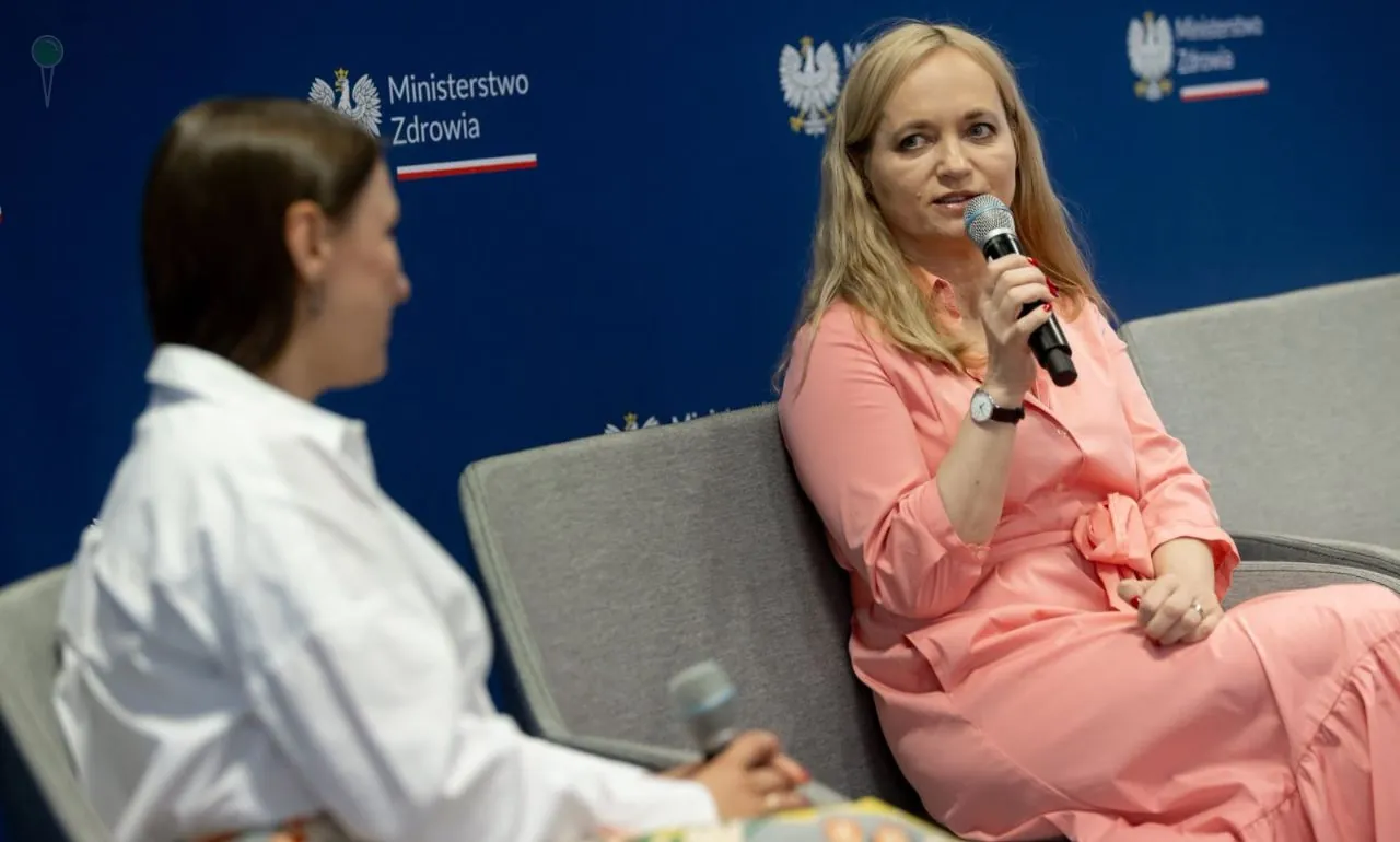 Minister zdrowia wyjaśnia dochody. W tle Szpitale Pomorskie (FOTO: Ministerstwo Zdrowia)