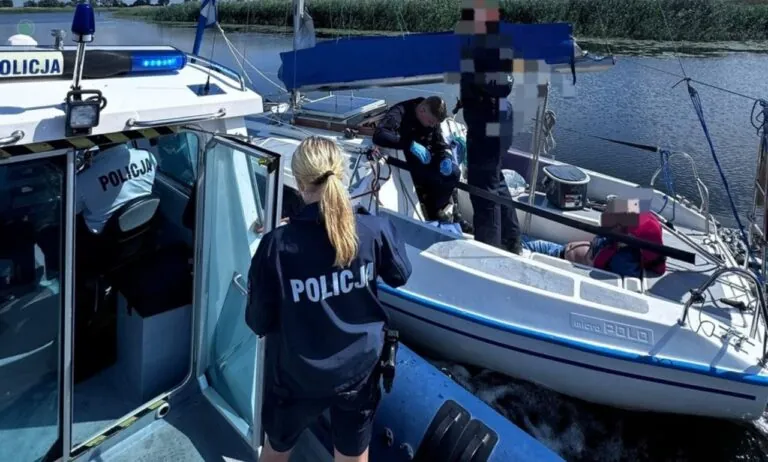 Policja przerwała rejs 64-letniego sternika i przejęła jego jacht (FOTO: KPP Nowy Dwór Gdański)