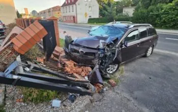 25-letni Kolumbijczyk bez prawa jazdy staranował autem ogrodzenie (FOTO: KPP Człuchów)