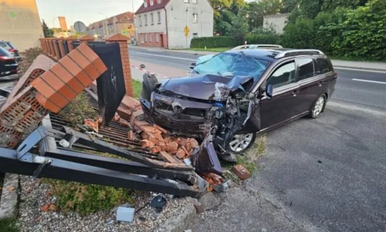 25-letni Kolumbijczyk bez prawa jazdy staranował autem ogrodzenie (FOTO: KPP Człuchów)