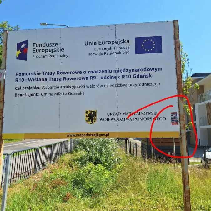 Nowa odsłona sporu o rejsy na foki. Reklama jednej firmy zalewa Wyspę Sobieszewską (FOTO: czytelnik wbijamszpile.pl)