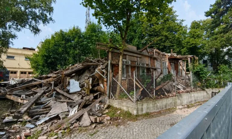 Władze Gdańska wyburzają ponad 100-letni zabytek przy al. Zwycięstwa (FOTO: wbijamszpile.pl)