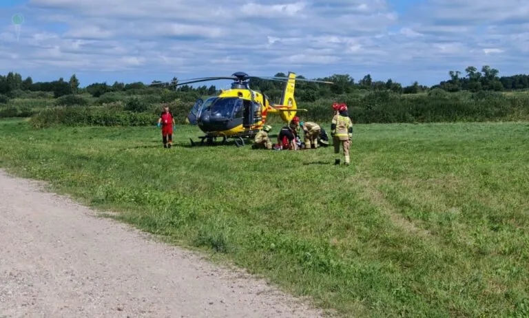 Mosty: ciężki wypadek podczas czyszczenia rowów melioracyjnych (FOTO: KWPSP Gdańsk)