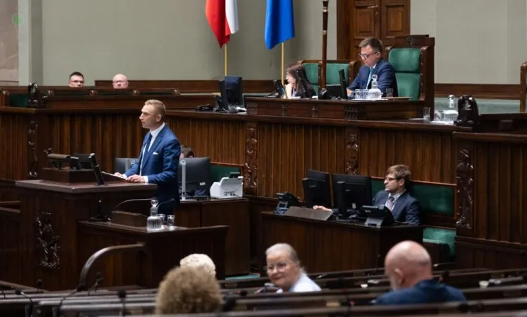 Ponad 166 tys. podpisów pod projektem ustawy Bąkiewicza. Pójdą do kosza? (FOTO: Sejm/X)