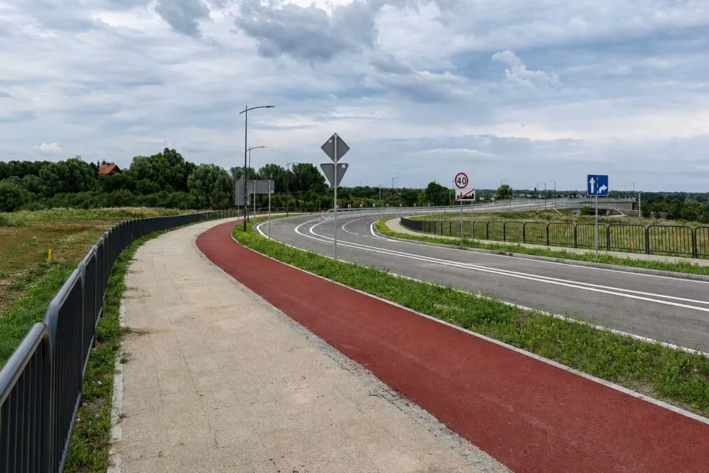 Gotowy fragment ul. Strzeleckiego - widok w kierunku Pruszcza Gdańskeigo (FOTO: wbijamszpile.pl)
