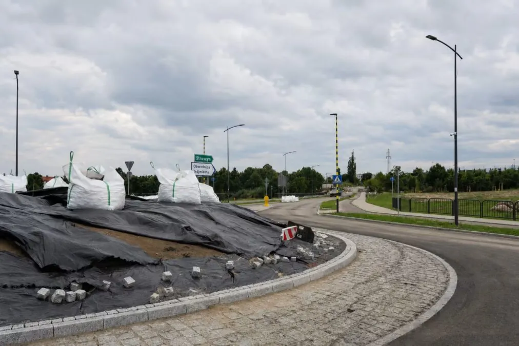 Prace na rondzie w ciągu ul. Strzeleckiego (FOTO: wbijamszpile.pl)