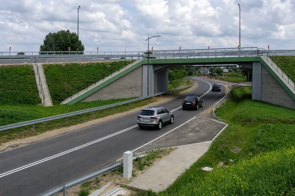 Nowy wiadukt nad ul. Grunwaldzką. Dołem jedziemy w kierunku Pruszcza Gdańskiego, a górą w kierunku Gdańska. (FOTO: wbijamszpile.pl)