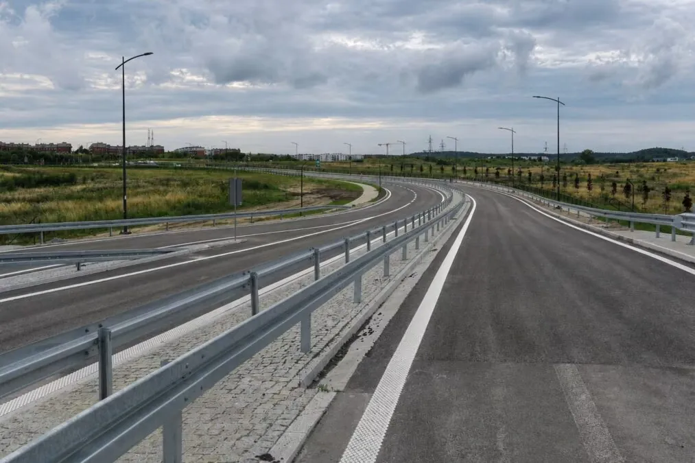 Gotowy fragment ul. Strzeleckiego - widok w kierunku Pruszcza Gdańskeigo (FOTO: wbijamszpile.pl)